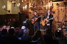 Ein Foto einer Band während ihres Auftrittes bei der Nacht der Jugend.