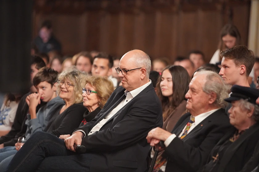 Bürgermeister Dr. Andreas Bovenschulte eröffnet die Nacht der Jugend am 08.11.2023 in der Oberen Rathaushalle mit vielen Gästen und mit den Zeitzeugen Tova Pagi aus Haifa und Ivar Buterfas-Frankenthal und seiner Frau Dagmar.