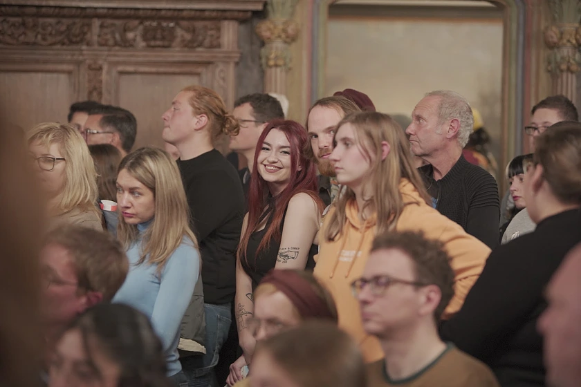 Die Obere Rathaushalle ist voll besetzt bei der Eröffnung der Nacht der Jugend am 08.11.2023