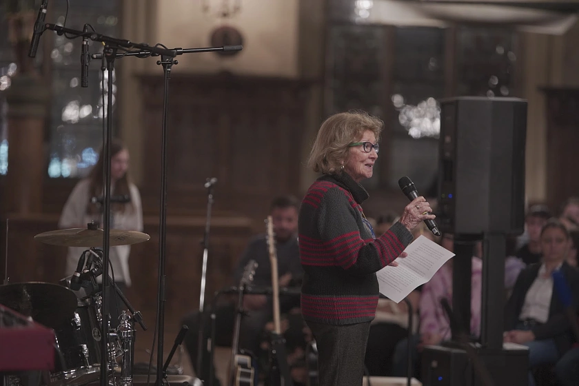 Die 90-jährige Zeitzeugin Tova Pagi spricht zu den Jugendlichen bei der Eröffnung der Nacht der Jugend 2023. Tova Pagi kommt aus Bremens Partnerstadt Haifa, wohin sie im Sommer 1947 emigriert ist. Geboren wurde sie 1933 in der kleinen Stadt Wierzbnik Starachowice im Zentrum Polens. Sie überlebte die Konzentrationslager Auschwitz und Ravensbrück. Als 12Jährige verfasste sie ein Tagebuch unter dem Titel 