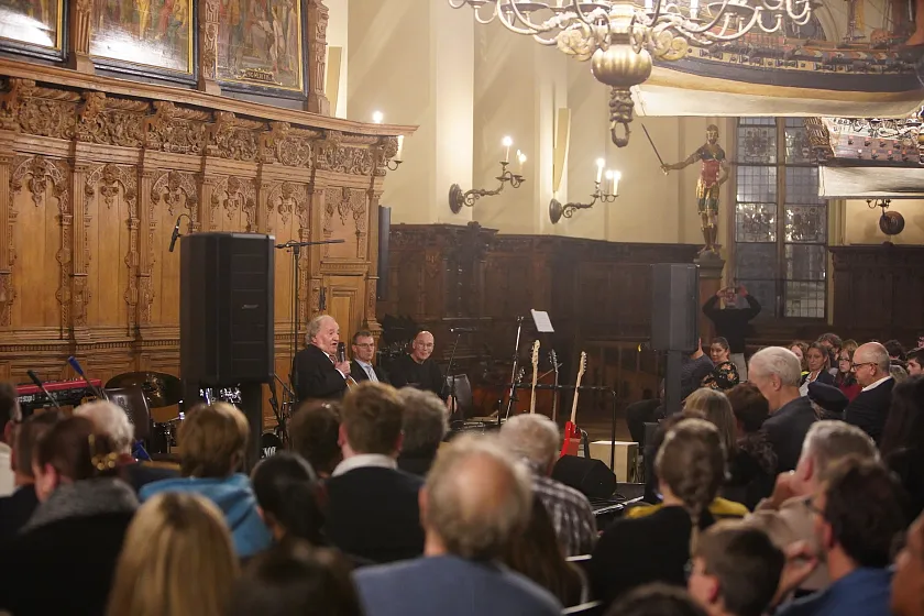 Der 90-jährige Ivar Buterfas-Frankenthal spricht bei der Eröffnung der Nacht der Jugend im Bremer Rathaus. Er ist gebürtiger Hamburger und lebt heute in Bendestorf in Niedersachen. Seine Lebenserinnerungen hat er in den Büchern 