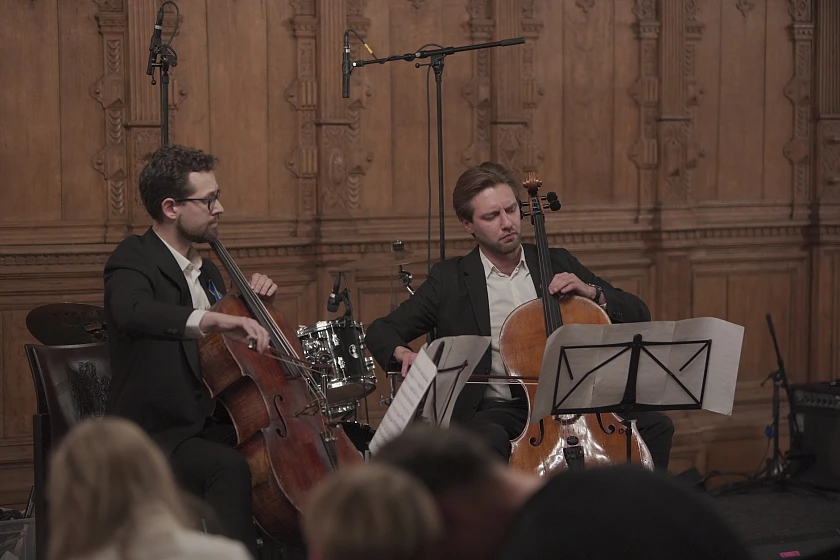 Der als Kharkiv Cellist bekannte Denys Karachevstev tritt gemeinsam mit dem Cellisten Lev Kucher bei der Nacht der Jugend 2023 in der Oberen Rathaushalle auf.,