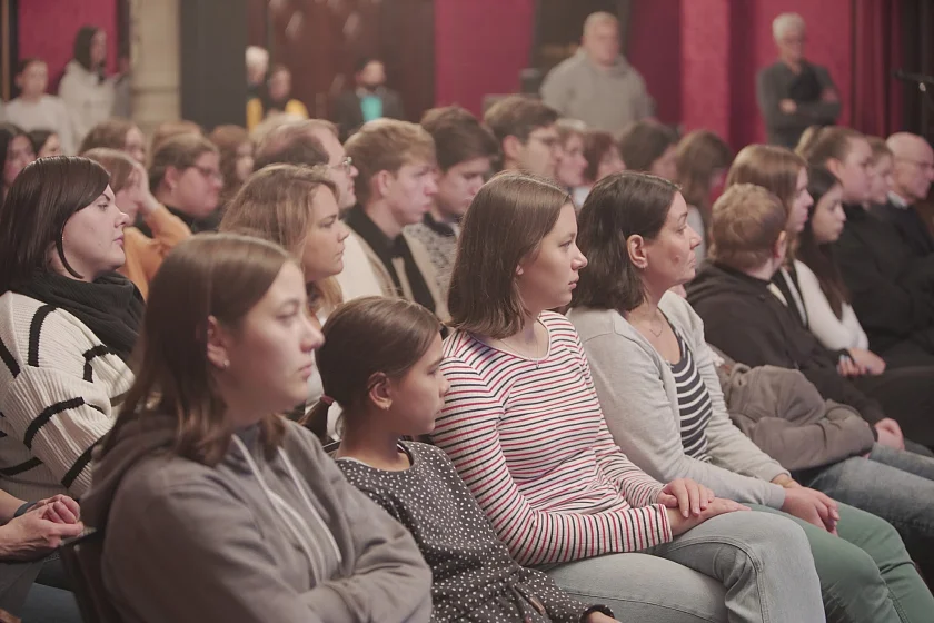 Jugendliche hören Ivar Buterfas-Frankenthal beim Zeitzeugengespräch im Kaminsaal zu. 