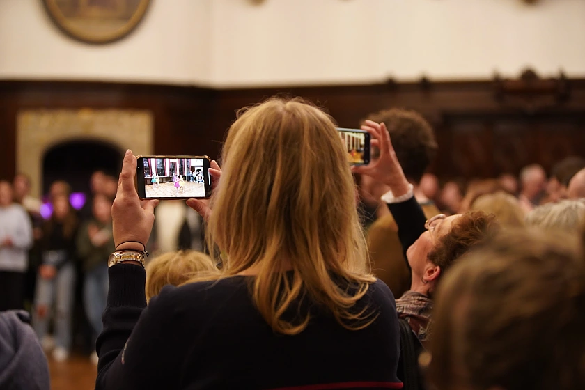Jugendliche filmen das bunte Programm bei der Nacht der Jugend  im Festsaal.