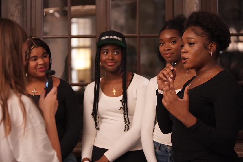 Die Moderatorin Bianca interviewt die Young Diamondz, die dem Motto-Song zur Nacht der Jugend 2023 geschrieben haben.