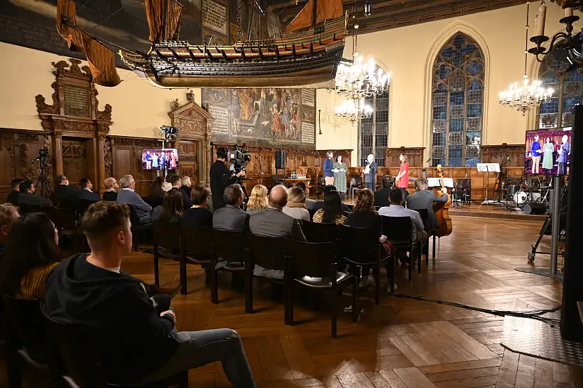 Unser Ehrengast Don Jaffé im Gespräch mit der Bildungssenatorin Sascha Aulepp und den Moderatoren