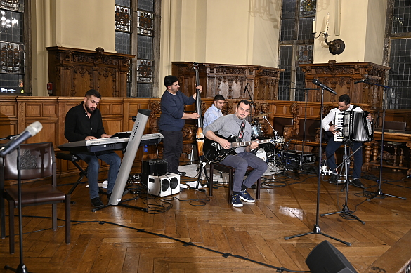 Das "Sinti Swing Ensemble Bremerhaven" unter der Leitung von Armando Balke