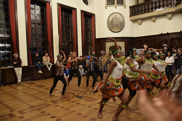 Eine Tanzgruppe während einer Nacht der Jugend im Bremer Rathaus