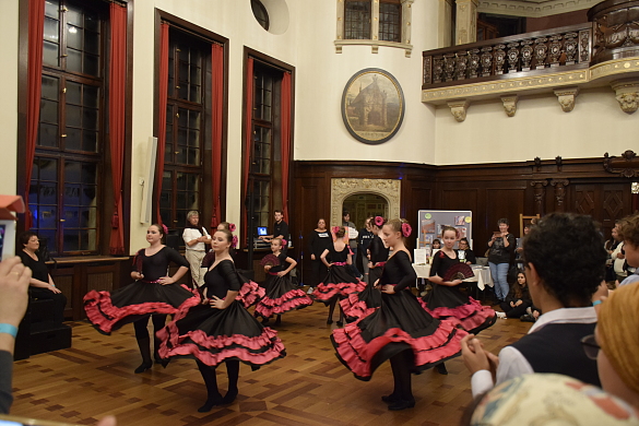 Eine Tanzgruppe während einer Nacht der Jugend im Bremer Rathaus