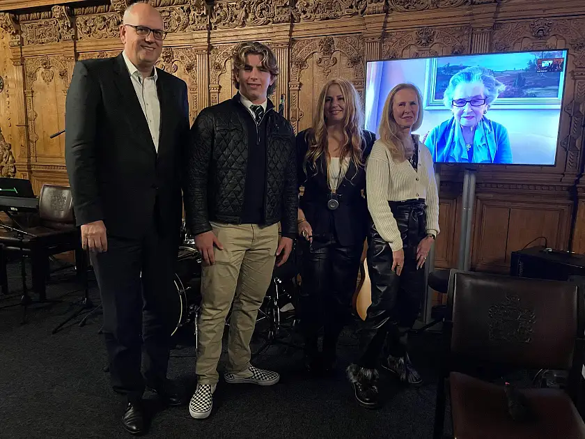 Eröffnet wurde die Nacht der Jugend am 9. November 2022 durch Bürgermeister Bovenschulte und die diesjährigen Ehrengäste Inge Berger, deren Tochter Ruth Bahar und Enkelin Elise Garibaldi. Inge Berger, geborene Katz, ist eine der letzten Holocaustüberlebenden aus Bremen und war live aus New York zugeschaltet. Nach der heute 98-jährigen gebürtigen Bremerin wurde im Dezember 2019 das Schulzentrum Neustadt in der Delmestraße umbenannt, das sie bis zum Schulverbot 1938 besucht hatte. 